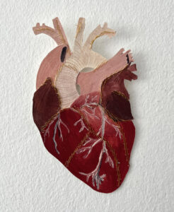 Gouache auf Büttenpapier, Farbstift, goldenes Garn, Stärke 19,2 x 11,5 cm 2023