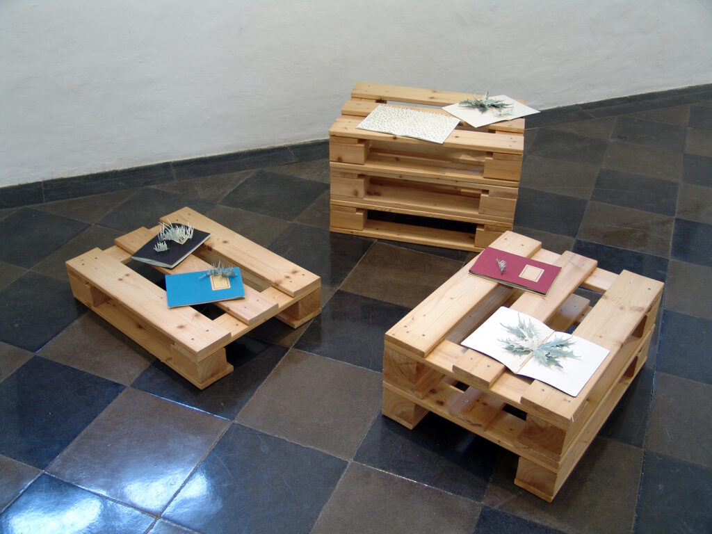 Installationsansicht von Tagebüchern auf Paletten im KULTUM Graz